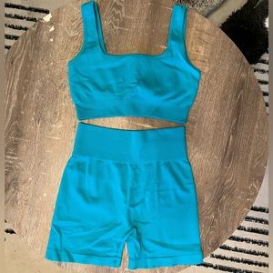Green / turquoise workout set with biker shorts and sports bra